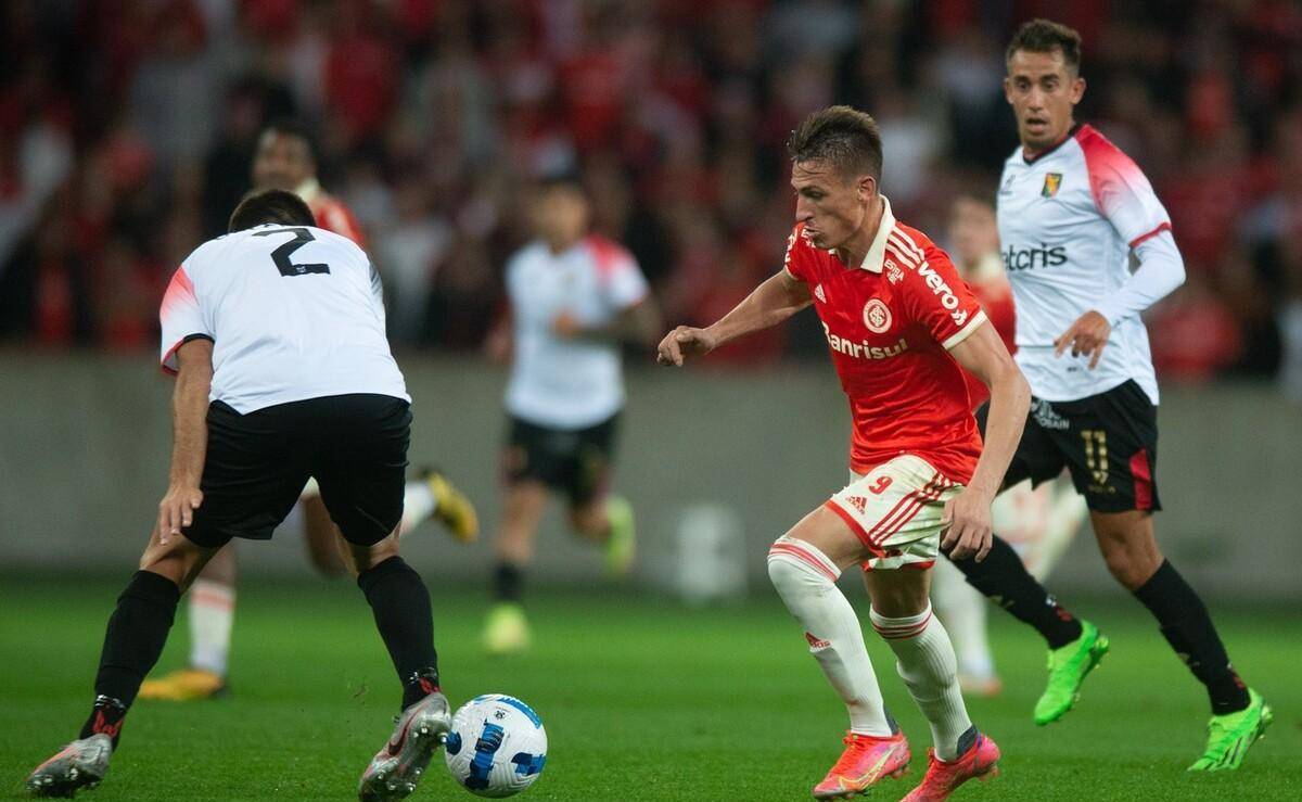 关于今晚突围战来临，新奥尔良鹈鹕围绕法国杯战术微调，悬念犹存，资深球员宣示担当的信息