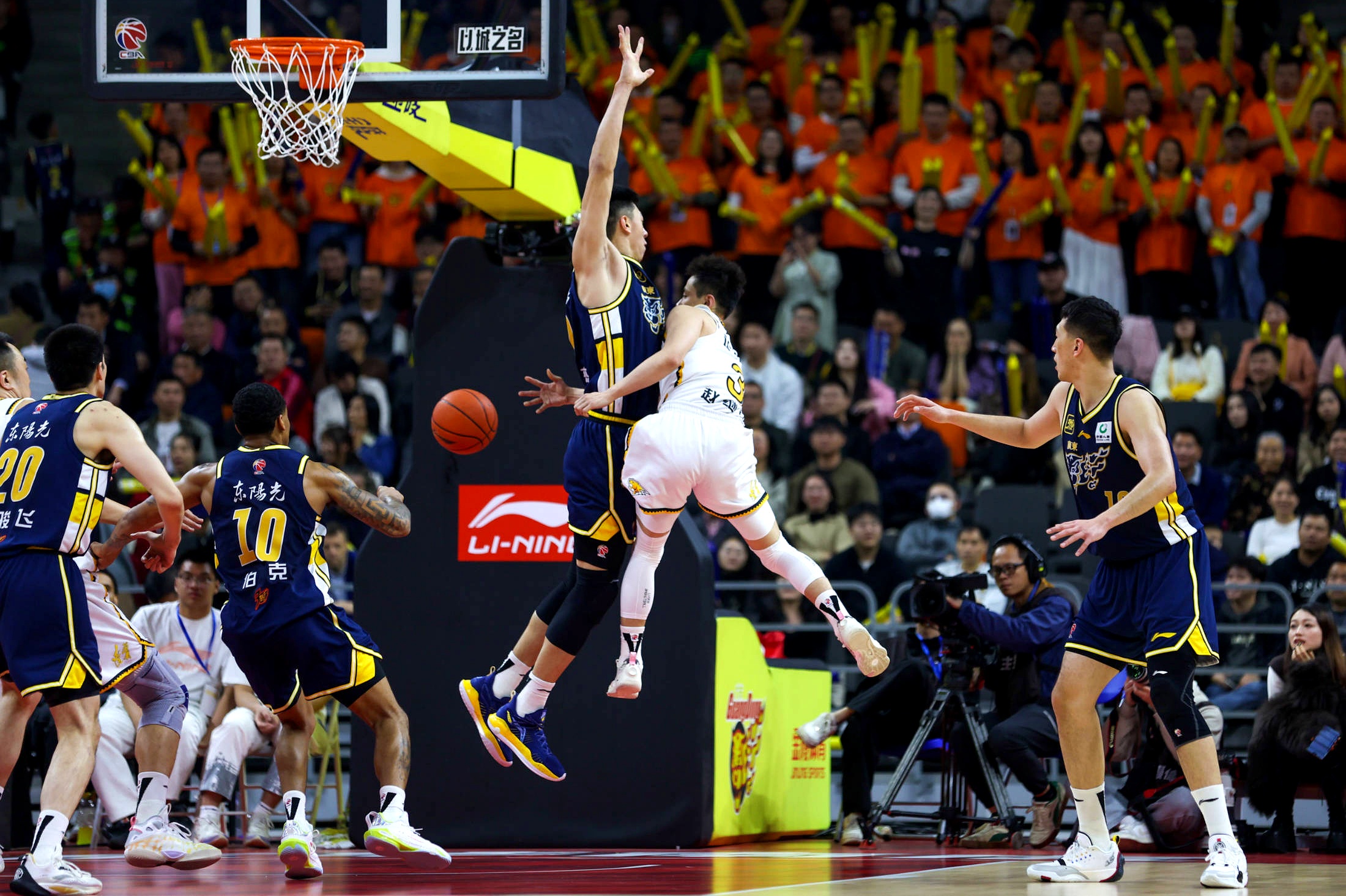 关于山东男篮今晨刷新队史纪录，志在亚冠名次提升，球迷炸锅，团队化学反应显著的信息